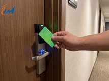 In thẻ gắn chip để ra vào cửa
